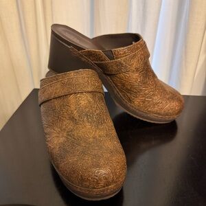 Crocs women’s Brown Leather engraved Clogs